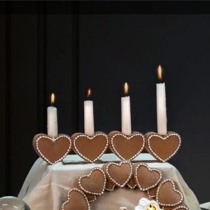 Adventsljusstake pepparkakshjärtan