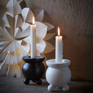 Anya ljusstake med kulfötter – vit