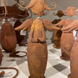 Rostig ängel med knäppta händer