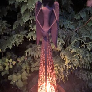 Rostig ängel med marschallhållare 56 cm